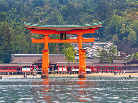 厳島神社:海に浮かぶ社殿と自然が織りなす唯一無二の景観(広島県)